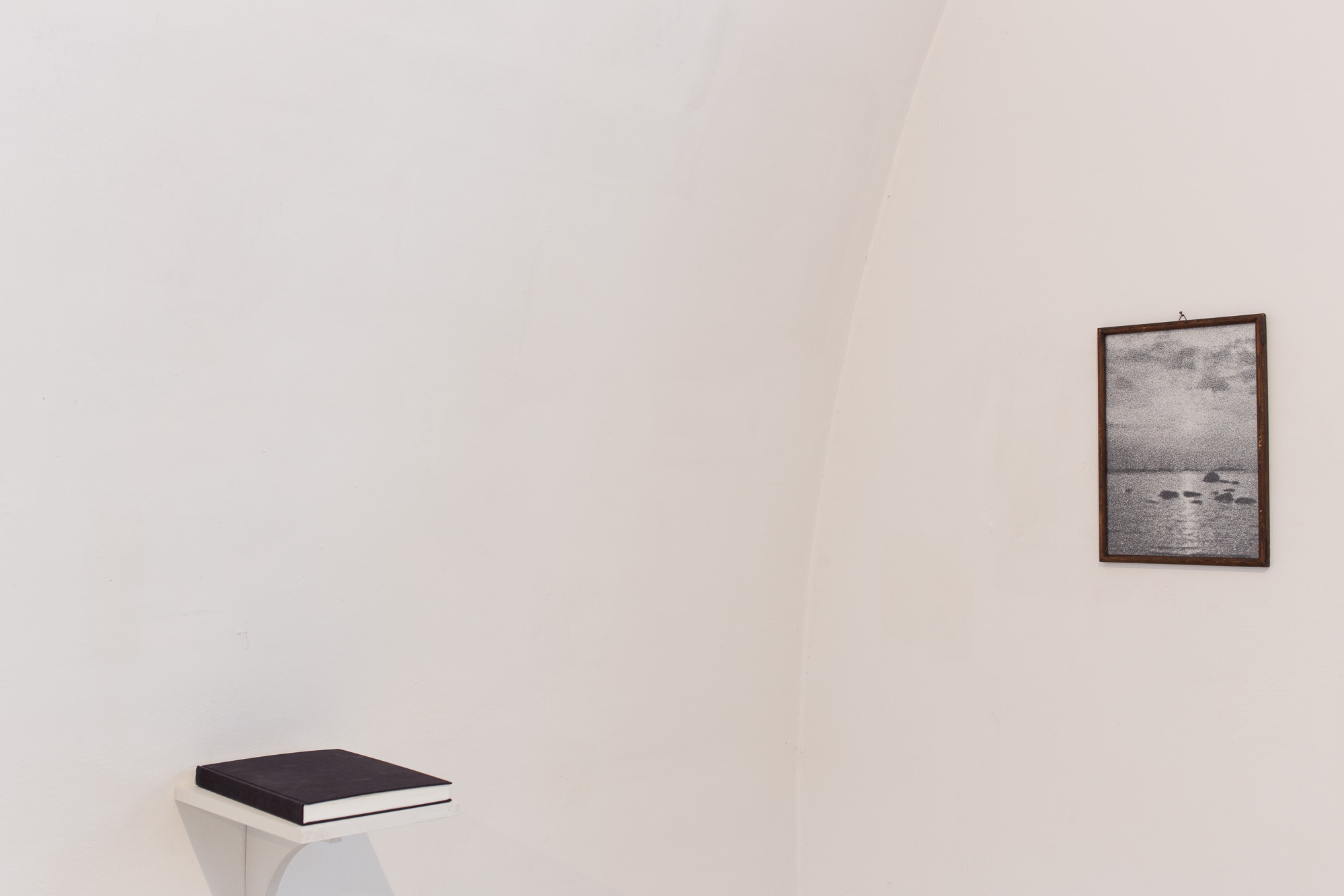 Juuso Noronkoski – Mikko Rikala: Clouds over the Library, 2015. Installaatio Suomenlinnan galleria Augustassa. Kuva: Virve Laustela / Suomen valokuvataiteen museo.