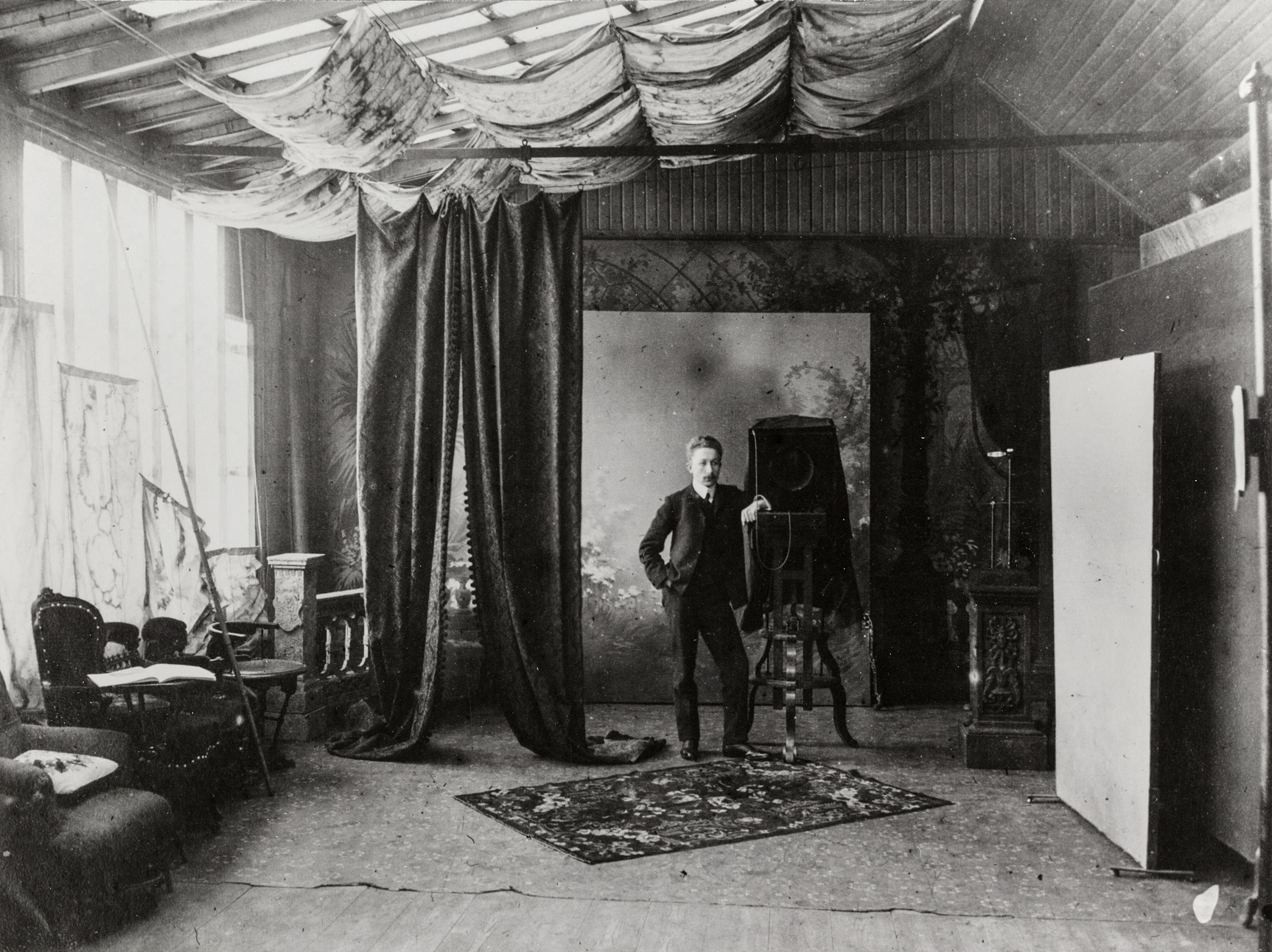 Joseph Hart Atelier Wahlströmin studiossa, 1907, Suomen valokuvataiteen museo, D1973:4/2254/1.