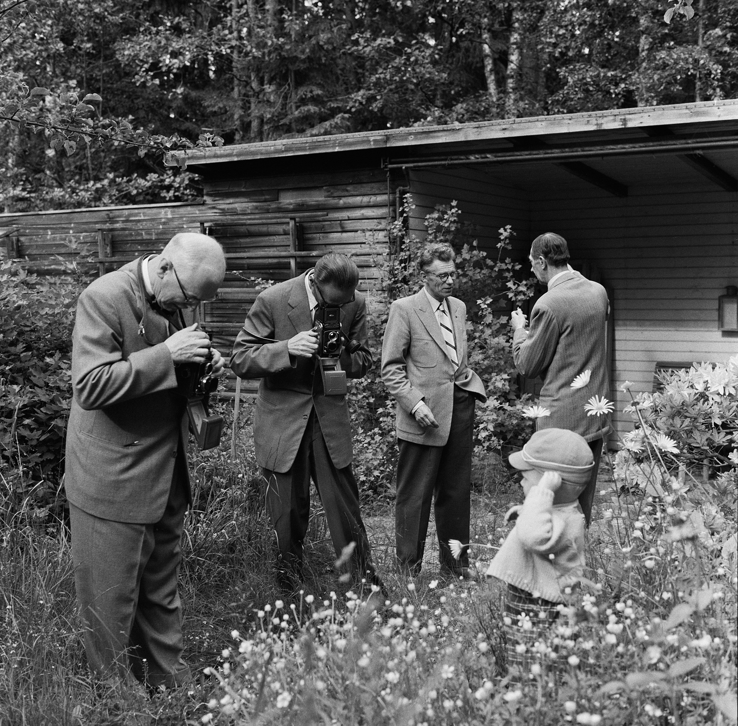 Aarne Tengén, kameraseuralaisia Oiva Kallion huvilalla Villingissä, 1957. Suomen valokuvataiteen museo.