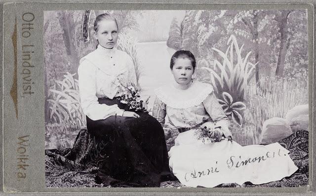 Visiittikortti, Otto Lindqvist, Voikkaa. Kuvassa Anni ja Hilda, 1900-luvun alku. Suomen valokuvataiteen museo, D2014:122/9