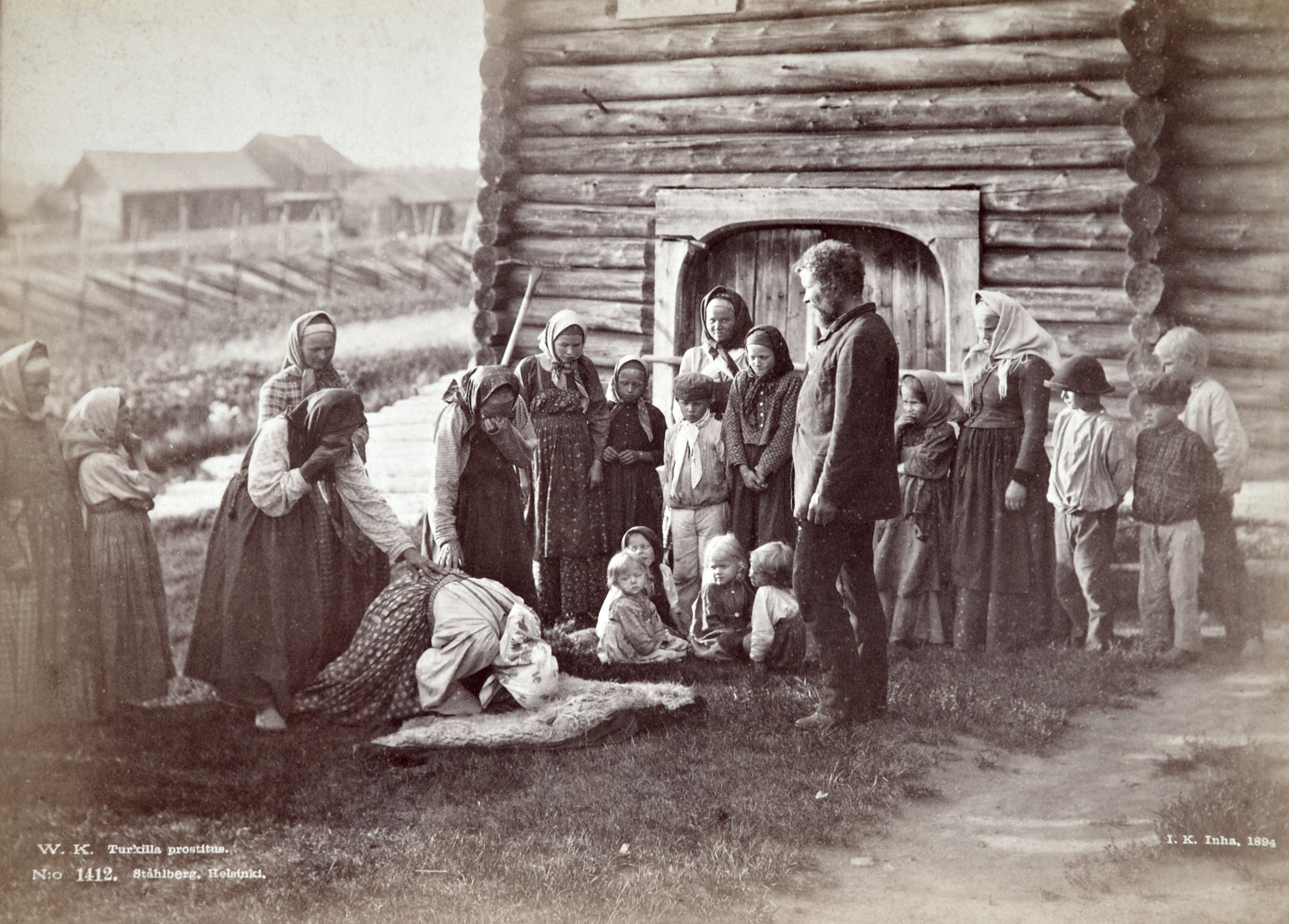I. K. Inha 1894, "Morsian prostittaa turkilla". Suomen valokuvataiteen museo / Aamu Nyströmin kokoelma.