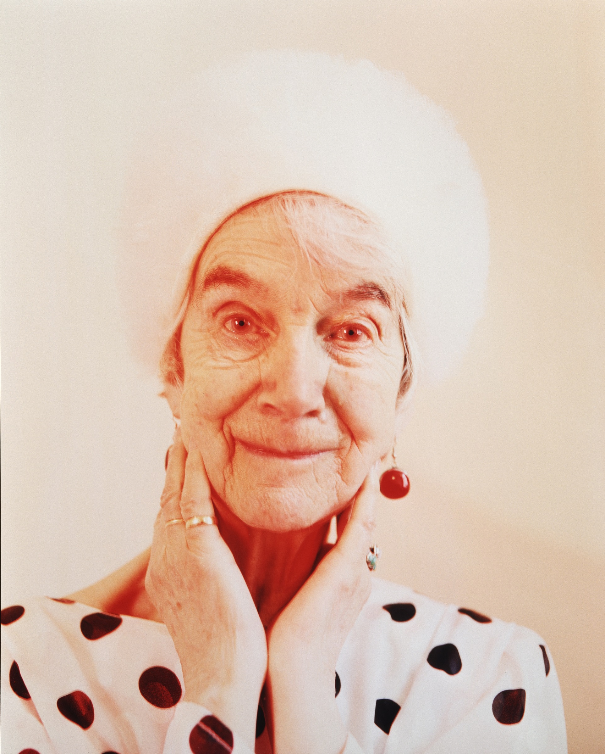 Hanna Weselius: Mary in Wedding Costume, Lontoo 1997-1998. Kromogeeninen värivedos. Suomen valokuvataiteen museo.