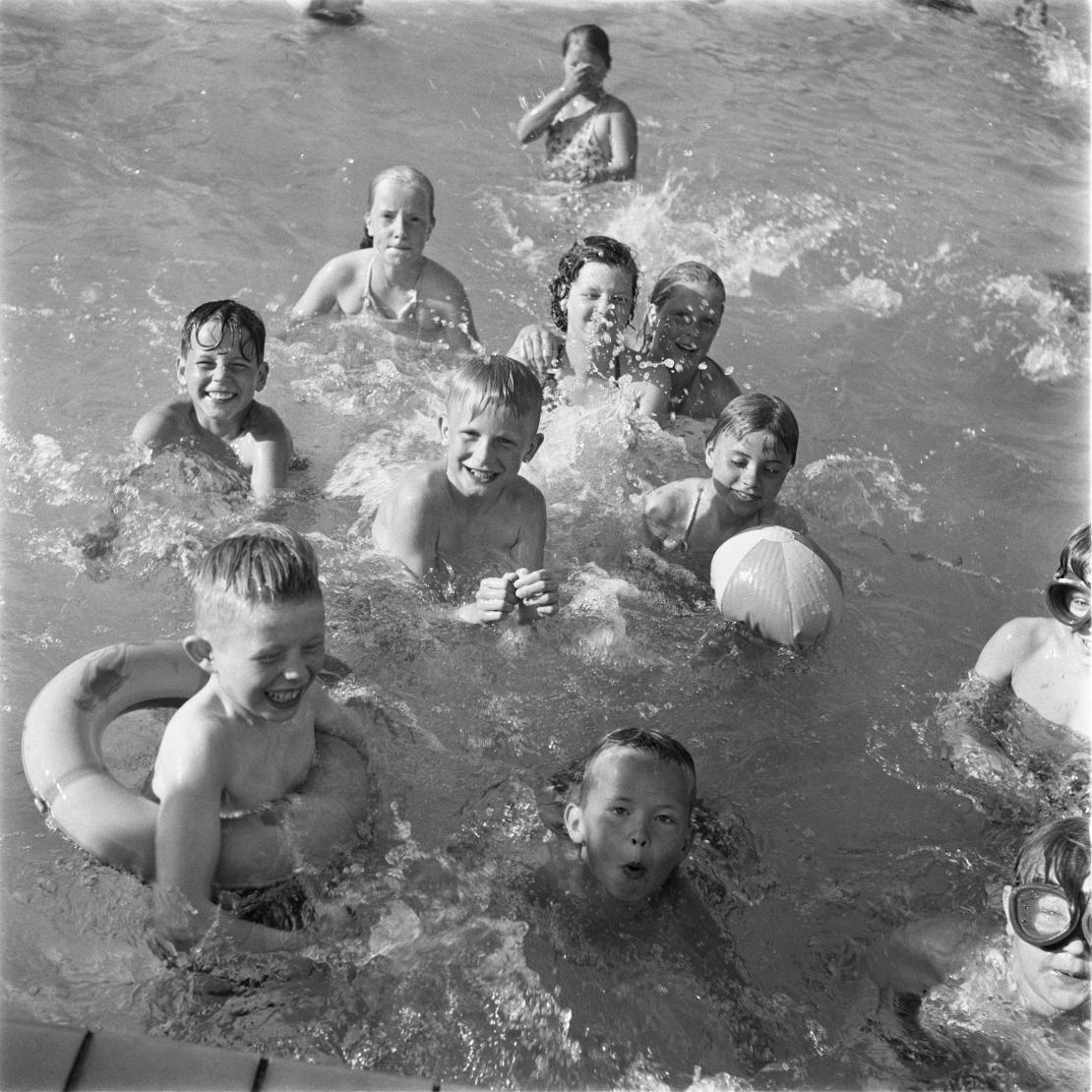 Lapset nauttivat Uimastadionilla heinäkuun lämpimistä päivistä. Helsinki, 1957. Suomen valokuvataiteen museo/ Uuden Suomen kokoelma.