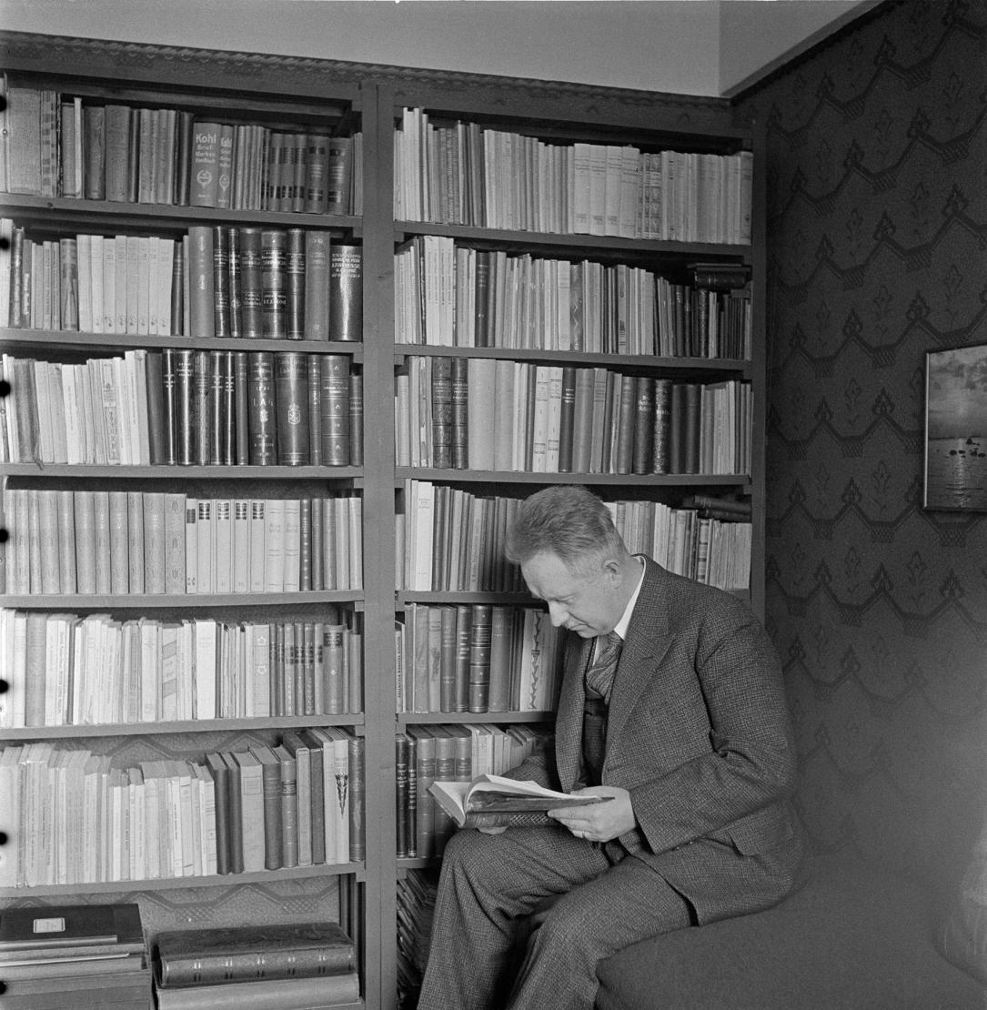 Aarne Tengén / Silja Korkela: Aarne kirjastohuoneessa, 1934. Digitoitu alkuperäisnegatiivista. Suomen valokuvataiteen museo. D1977:35/1427