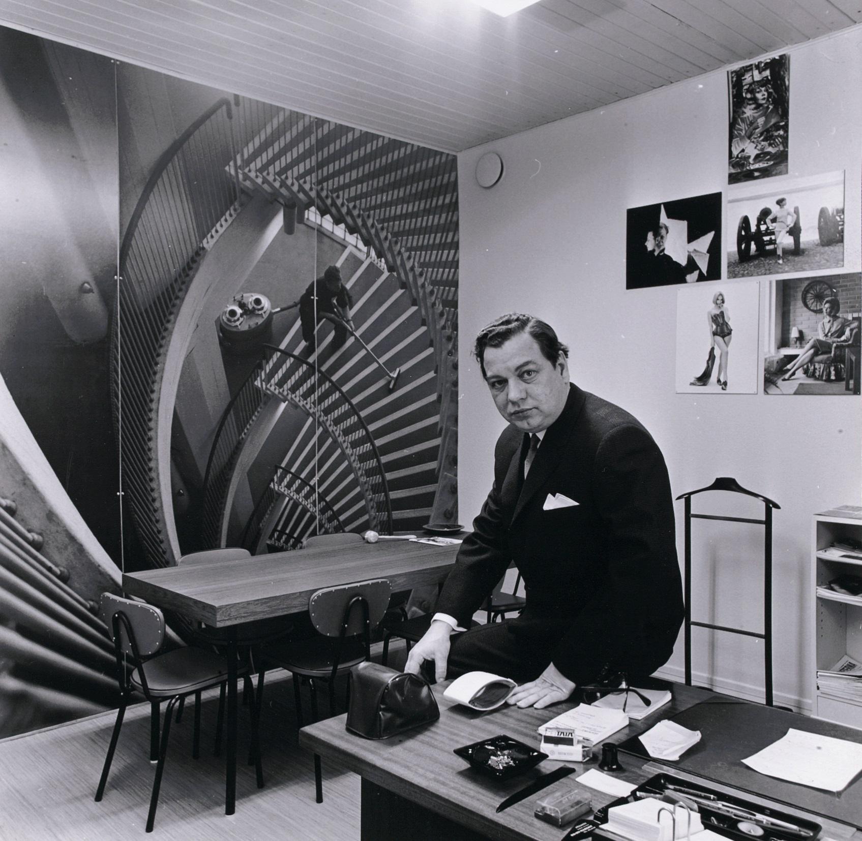 Börje Söderholm toimistossaan, 1960, Suomen valokuvataiteen museo.