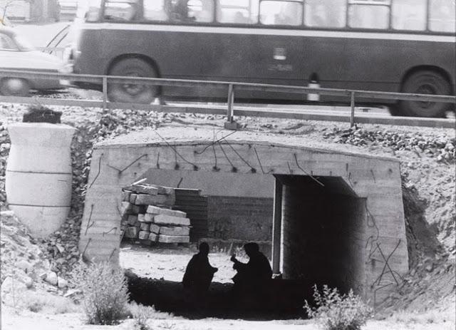 Monet ihmisryhmät ja yhteiskunnan ilmiöt jäävät helposti historian sankaritarinoiden varjoon. Valokuvaajista esimerkiksi K.G. Roos on pyrkinyt kuvillaan kertomaan myös monipuolisempaa tarinaa Suomesta. K.G.Roos, Helsinki, 1956-1958. Digitoitu alkuperäisestä negatiivista. Suomen valokuvataiteen museo, D1986:63/61.