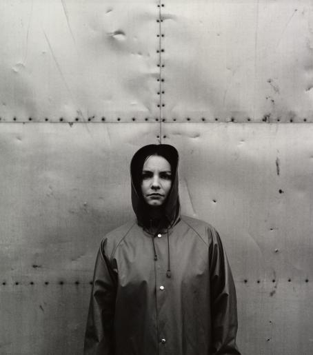 Ben Kailan kirja Koditon on omistettu asunnottomille helsinkiläisille, joita hän kuvasi vuosina 2000–2002. Kuvissa kodittomat katsovat suoraan kameraan. Kuvat eivät kaunistele eivätkä kauhistele heidän kohtaloaan. Kullakin on oma elämäntilanteensa ja siihen omat syynsä. Aina asunnottomuus ei näy päältä. Kuva: Ben Kaila, Linnanmäki, 2000 Mustavalkoisessa kuvassa sadetakkiin pukeutunut henkilö seisoo metalliselta vaikuttavan seinän edessä ja katsoo suoraan kameraan.