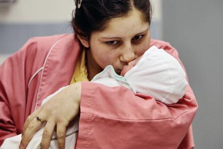 Mihaela Stoica födde sitt första barn på  sin 17-årsdag den 9 februari 2008 på Kvinnokliniken i Helsingfors. Foto: Heidi Piiroinen