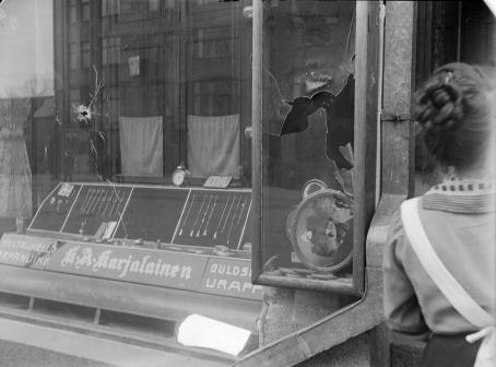 The broken window of Tyyne Böök's photography studio in Siltasaarenkatu, Helsinki, April 12, 1918. Photo: Tyyne Böök / The Finnish Museum of Photography