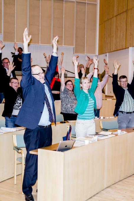 Sakari Piippo: Pausgymnastik under kommunfullmäktiges möte i Mäntsälä 23 maj 2016, från serien Några observationer om det politiska systemet i Finland, 2015–2019.