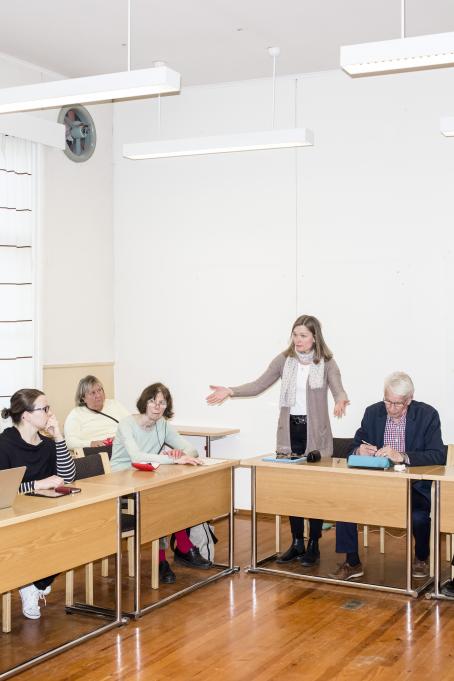 Sakari Piippo: Teresa Grönholm (Saml.) håller tal under kommunfullmäktiges möte i Ingå 18 april 2016, från serien Några observationer om det politiska systemet i Finland, 2015–2019.