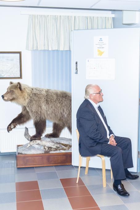 Sakari Piippo: Kommunstyrelsens ordförande Antti Hietaniemi (C) jävade sig under kommunfullmäktiges möte i Perho när paragraf 47 behandlades 17 september 2018, från serien Några observationer om det politiska systemet i Finland, 2015–2019.