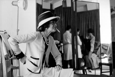 Coco Chanel in her atelier 31 Rue Cambon, Paris, 1962 ©Douglas Kirkland/Photo Op