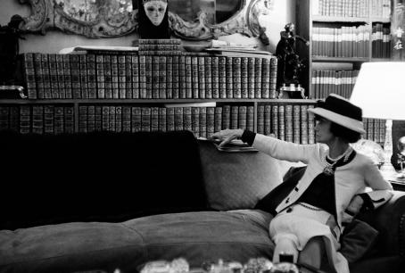 Coco Chanel on her sitting room sofa, Paris, 1962 ©Douglas Kirkland/Photo Op