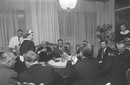 Kekkosen epävirallinen vierailu Neuvostoliittoon. Miesten kahvipöytä Suomen suurlähetystössä, Urho Kekkonen heittää sikarin, jonka Orlov nappaa ilmasta Andrei Gromykon väistäessä, edessä selin istuvat marsalkka Malinovski, marsalkka Ustinov, Orlov, Gromyko ja Nikolai Tihonov. Kalle Kultala, Moskova, Neuvostoliitto, 1965. Suomen valokuvataiteen museo. (Suomen Kuvalehti 10/1965)