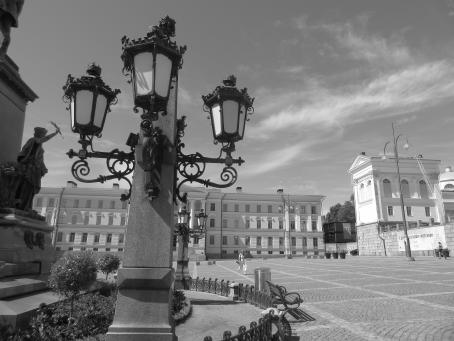 Katunäkymä Senaatintorilta, etualalla koristeellisia katulamppuja.